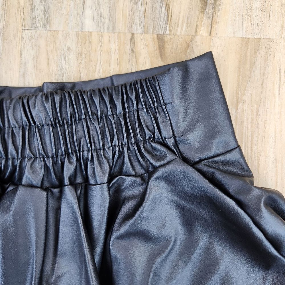 🔹️Black Faux Leather Skater Mini Skirt Medium - Picture 5 of 12